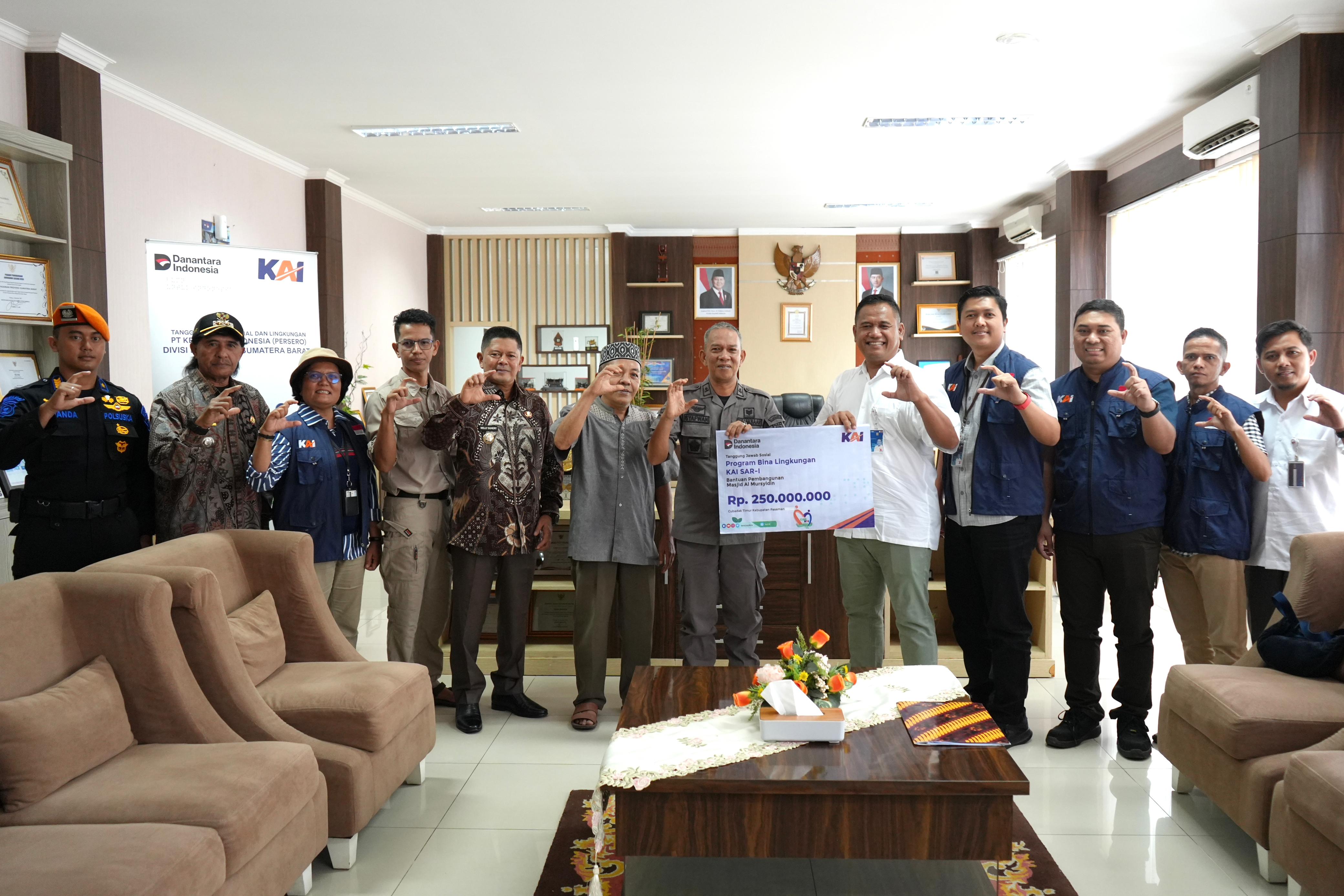 KAI Divre II Sumbar salurkan TJSL Rp250 juta bangun Masjid Al Mursydin Pasaman, Kamis 26/2, bersama pemda guna dukung ibadah Ramadan warga.
