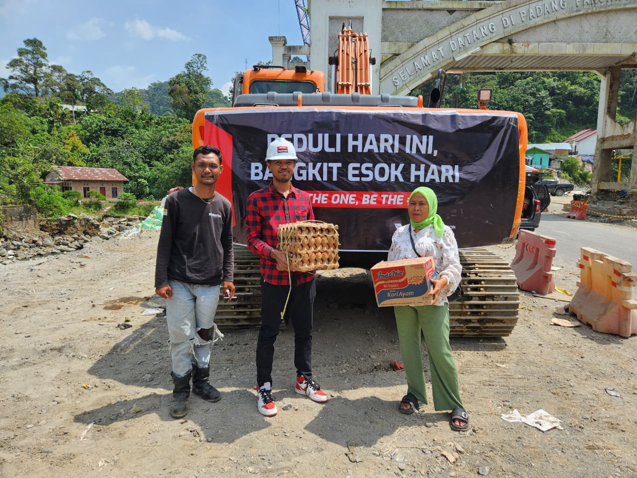 HD Hyundai Infracore Asia dan Infra Traktor Indonesia kirim excavator Develon DX220A-2M bantu pemulihan banjir dan longsor Lembah Anai.