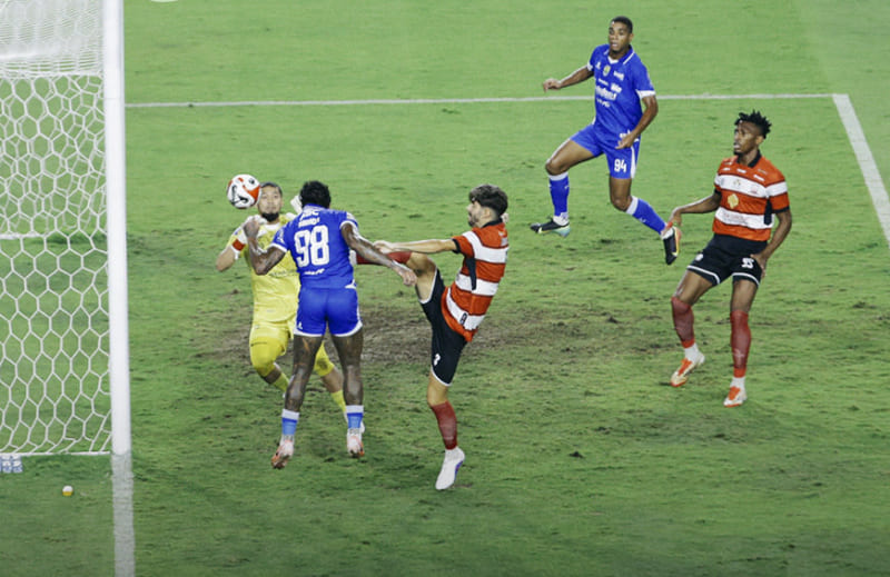 Ramon Tanque tampil gemilang dengan dua gol dalam kemenangan telak Persib 5-0 atas Madura United di GBLA.(Foto:  X @persib)