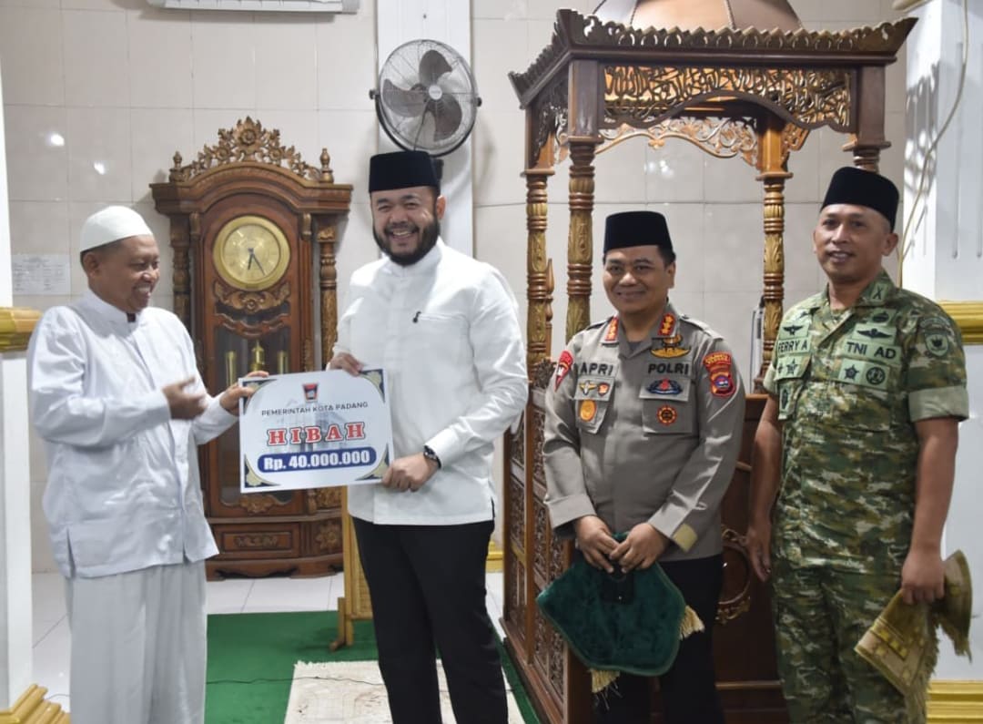 Wali Kota Padang Fadly Amran serahkan bantuan Rp40 juta untuk pembangunan Masjid Ikhwanussafa di Gunung Pangilun, Padang Utara, saat Safari Ramadan Pemko Padang.(Foto: Prokopim)