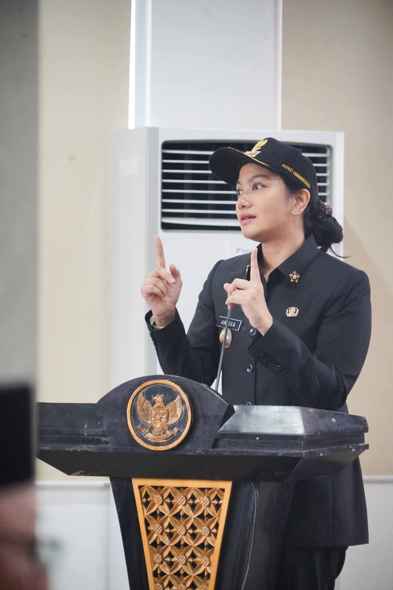 Bupati Dharmasraya, Annisa Suci Ramadhani.