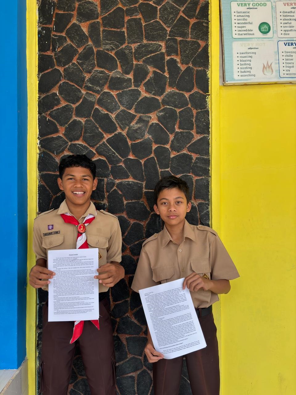 BERBAKAT : Dua siswa kelas VIII SMP Negeri 2 Pariangan Muhammad Ihsan dan Muhammad Daniel memperlihatkan cerita fantasi berjudul Merpati Terakhir.(Tim laman guru)