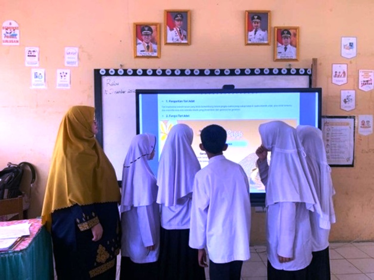 SERIUS : Murid UPT SDN 04 Lawang Mandahiling belajar dengan mempergunakan PID.(Tim laman guru)