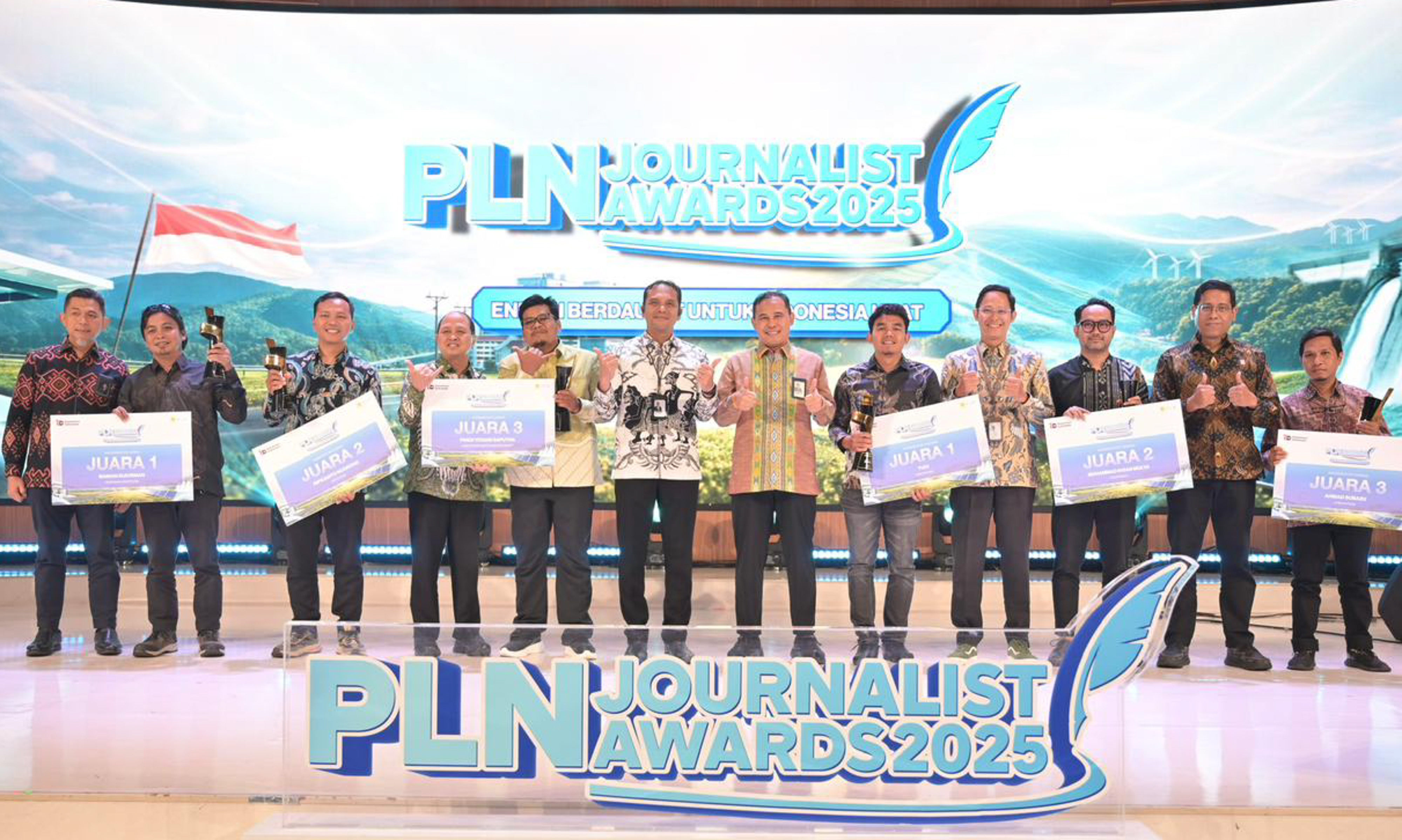 Pada Kategori Foto Cerita, jurnalis LKBN Antara Biro Sumatera Barat, Fandi Yogari Saputra (kelima dari kiri), meraih Juara III bersama para pemenang lainnya dalam ajang PLN Journalist Awards 2025.