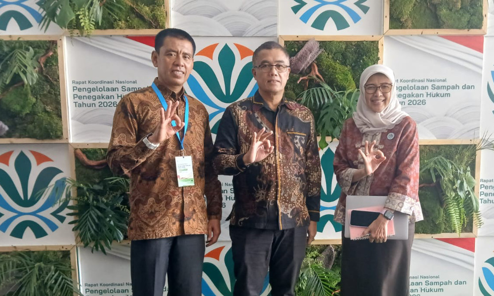 Sekretaris Daerah Payakumbuh Rida Ananda, didampingi Kepala Dinas Lingkungan Hidup, Delni Putra.