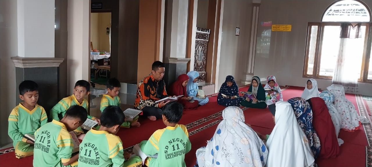 BERSEMANGAT : Murid UPT SDN 11 Lawang Mandahiling belajar Al Quran bersama-sama.(Tim laman guru)
