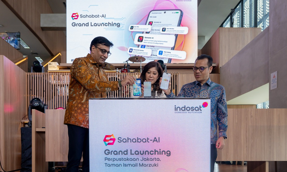President Director and Chief Executive Officer Indosat Ooredoo Hutchison, Vikram Sinha, dampingi Menteri Komunikasi dan Digital Republik Indonesia, Meutya Hafid, grand launching Sahabat-AI.