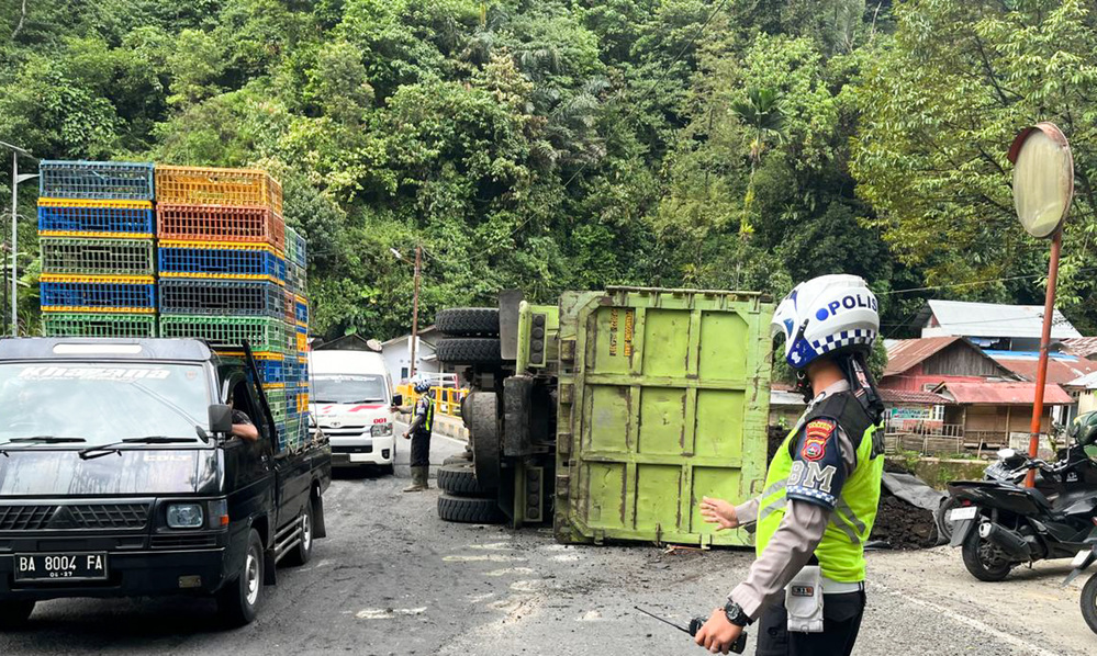 Dump truk batubara terbalik di Jembatan Lubukparaku Padang akibat rem blong, Jumat sore. 