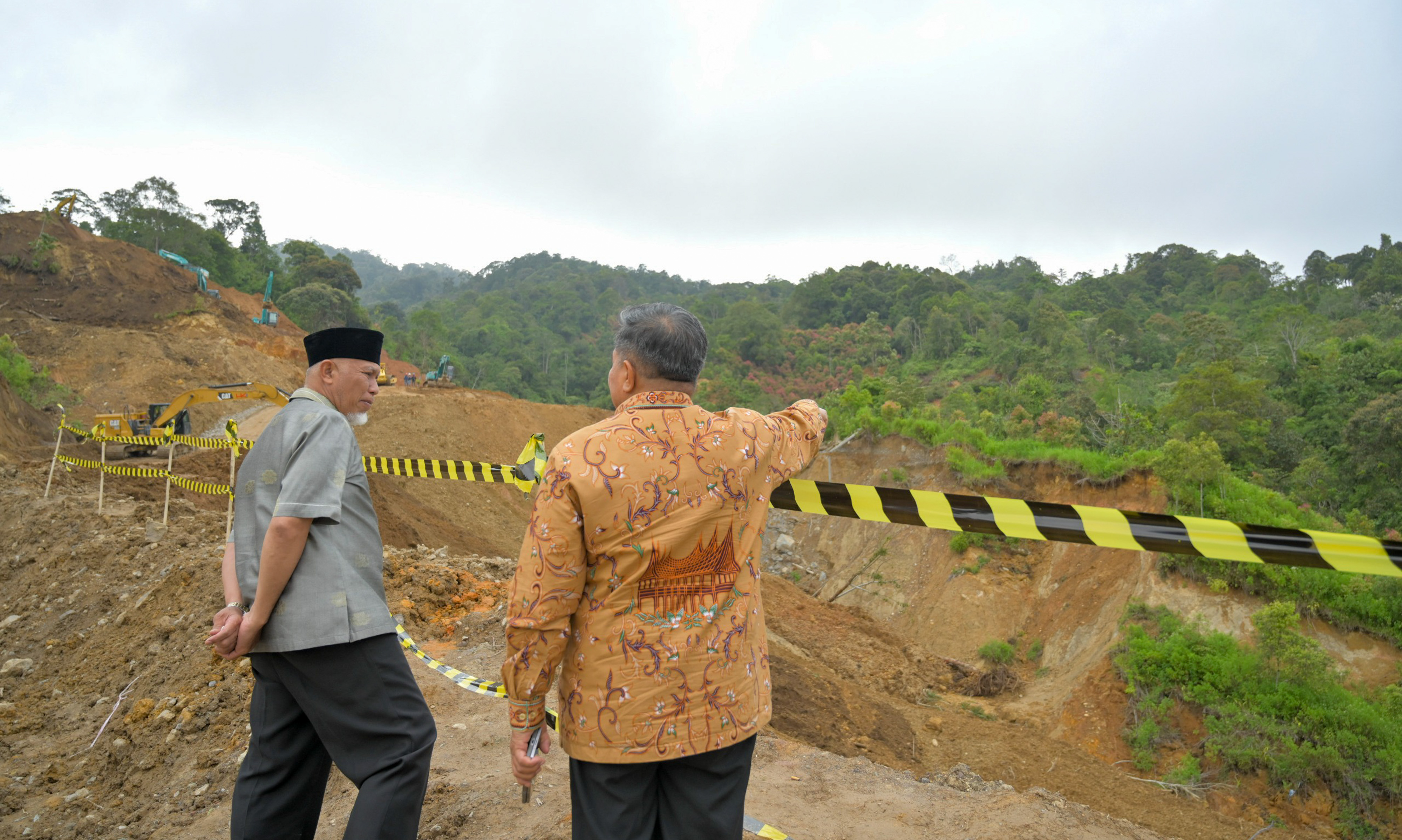 Gubernur Mahyeldi dan Bupati Beni Warlis saat berada di titik jalur Malalak yang terputus.