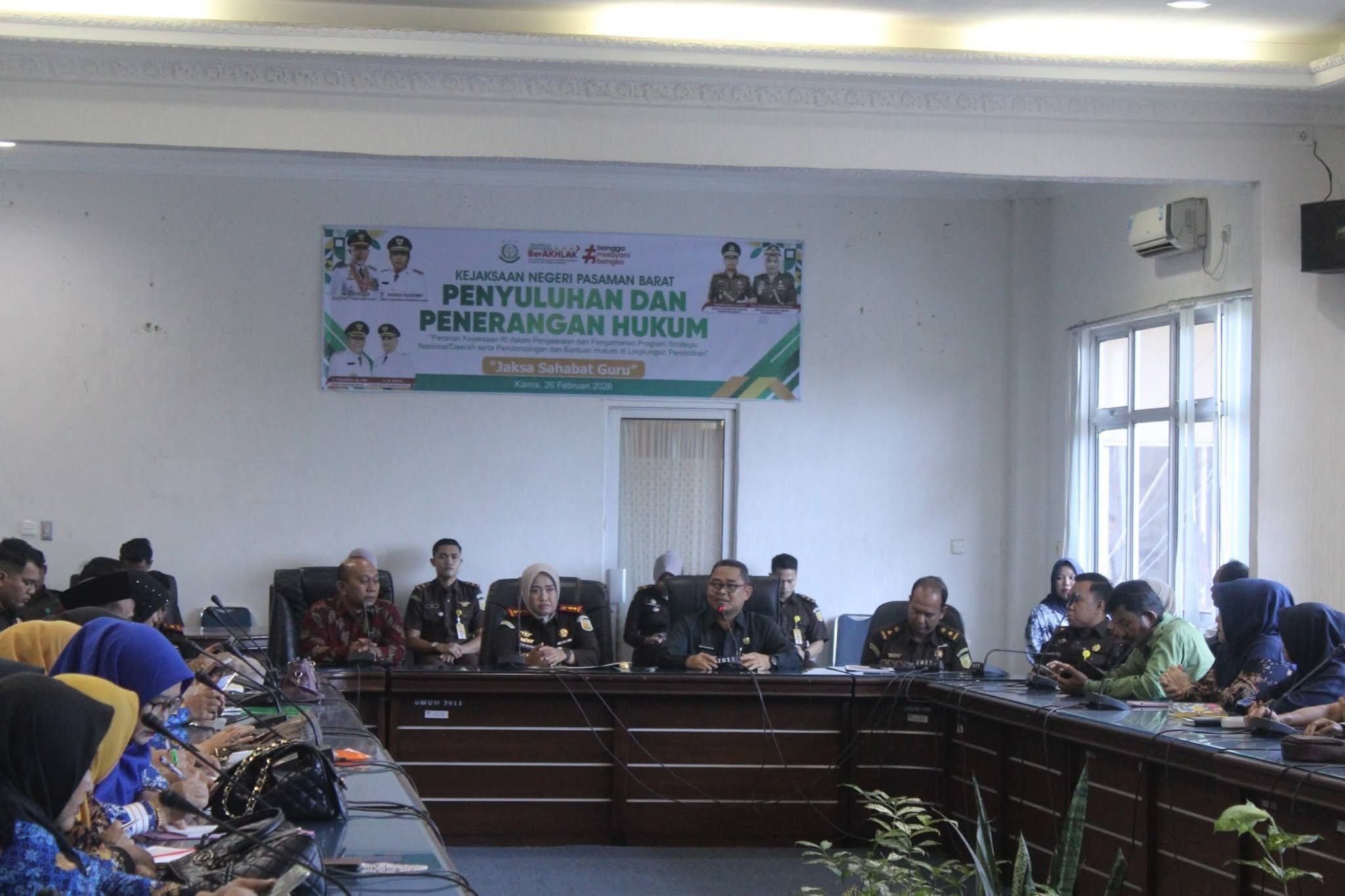 Kajari Pasbar Tjut Zelvira Nofani memberikan penyuluhan hukum kepada kepala sekolah, Kamis (26/2). 
