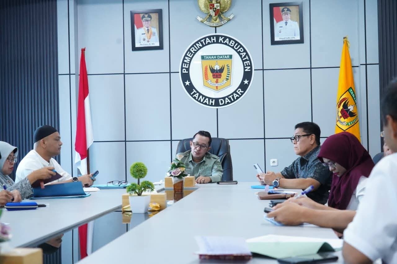 Bupati Tanahdatar Eka Putra saat Rakor Tingkat Menteri bersama Satgas RR secara virtual dari Ruang Rapat Bupati, Jumat (27/2).