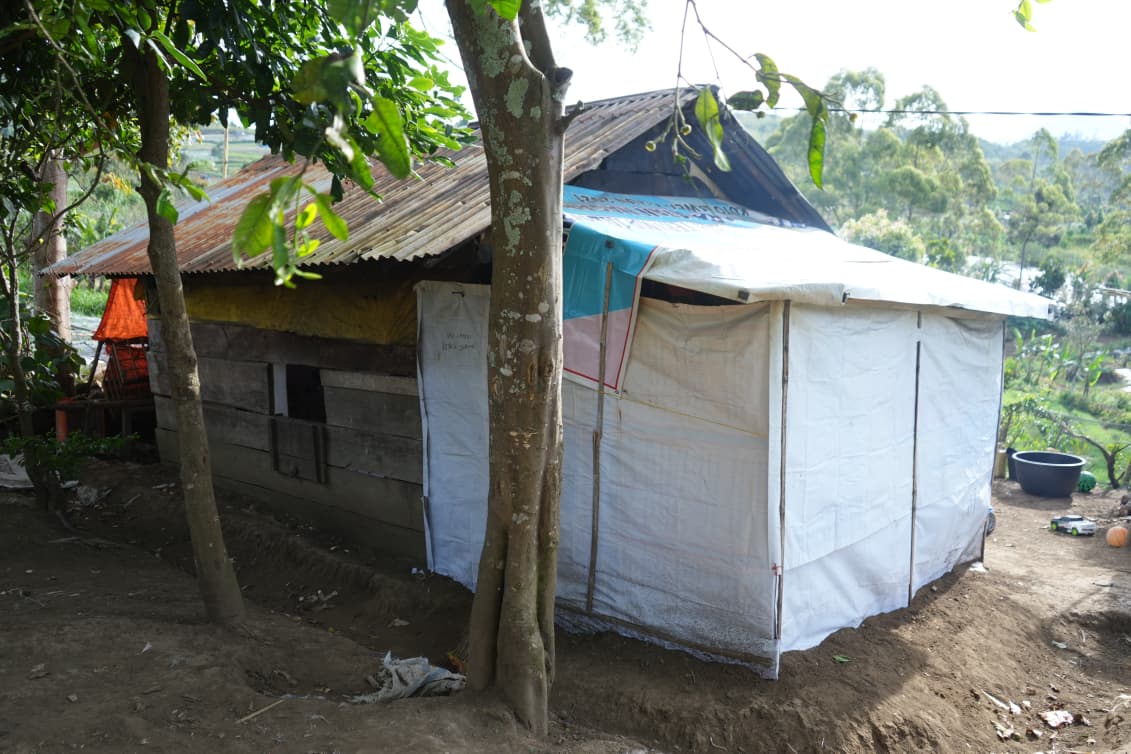 Rumah tidak layak huni yang ditempati Keluarga Dasiman (43) di Jorong Taratak Baru, Nagari Koto Laweh, Kecamatan Lembang Jaya, Kabupaten Solok.