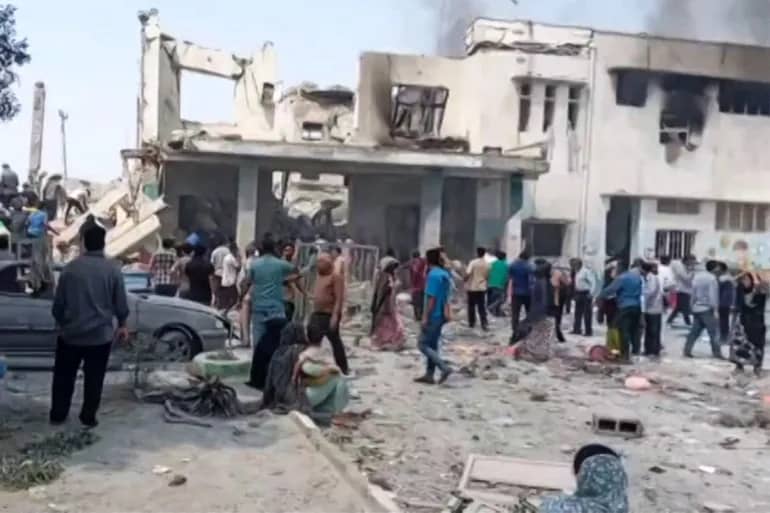 Lokasi yang diklaim sebagai tempat serangan mematikan Israel yang menghantam sebuah sekolah dasar putri di Minab, provinsi Hormozgan di selatan Iran. (Screengrab/IRIB TV via AFP)