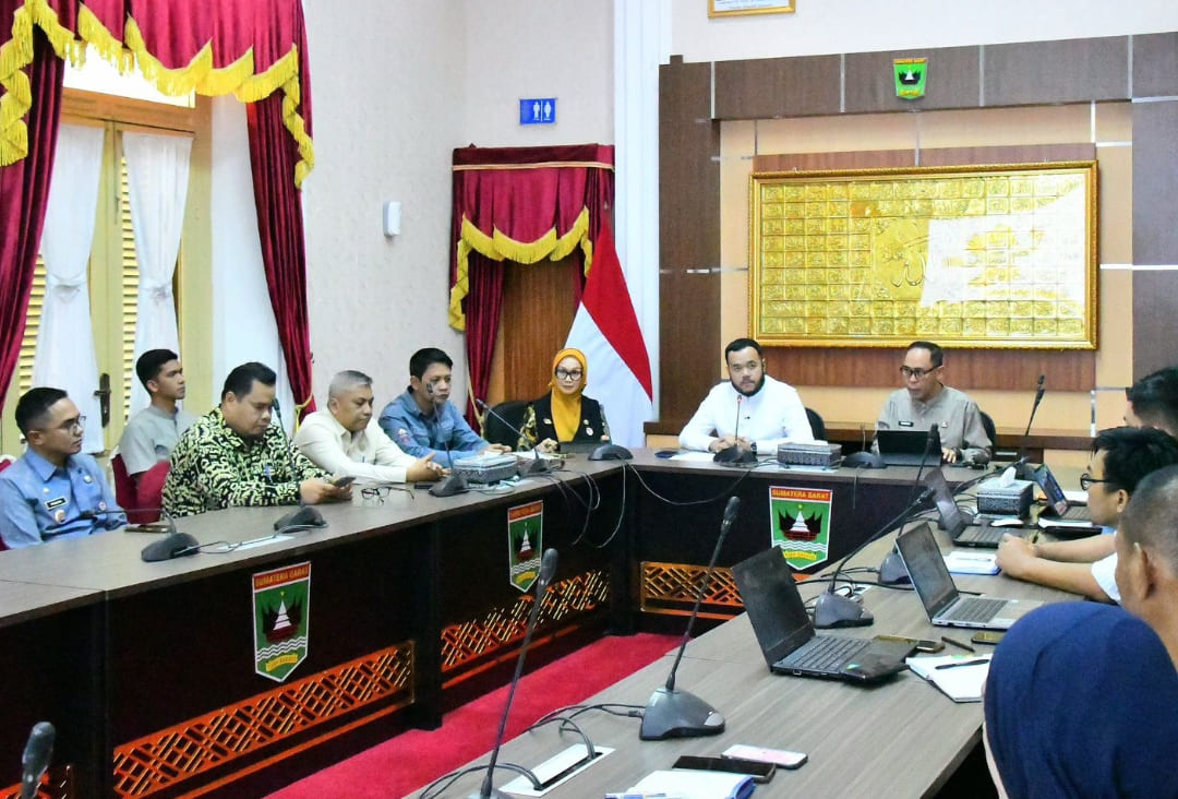Wali Kota Padang Fadly Amran saat berdiskusi intensif dengan Kadispora Sumbar Mahdianur Musa di Istana Gubernur, Jumat (27/2).(Foto: Prokopim)