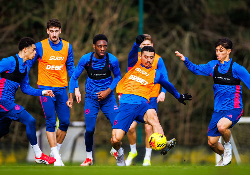 Skuad Wolves serius berlatih jelang laga berat kontra Aston Villa. Fokus penuh untuk raih poin maksimal di Molineux. (Foto: wolves.co.uk)