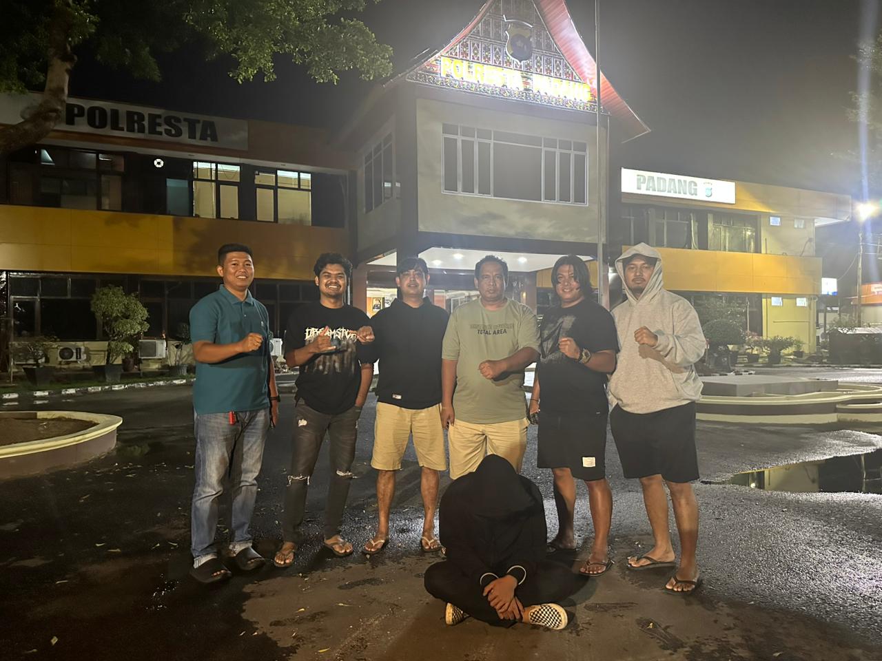 Seorang pria berinisial AS (28), yang masuk daftar buronan kasus dugaan penipuan dan penggelapan peralatan barbershop senilai Rp30 juta, akhirnya ditangkap jajaran Polresta Padang, Kamis (26/2/2026).