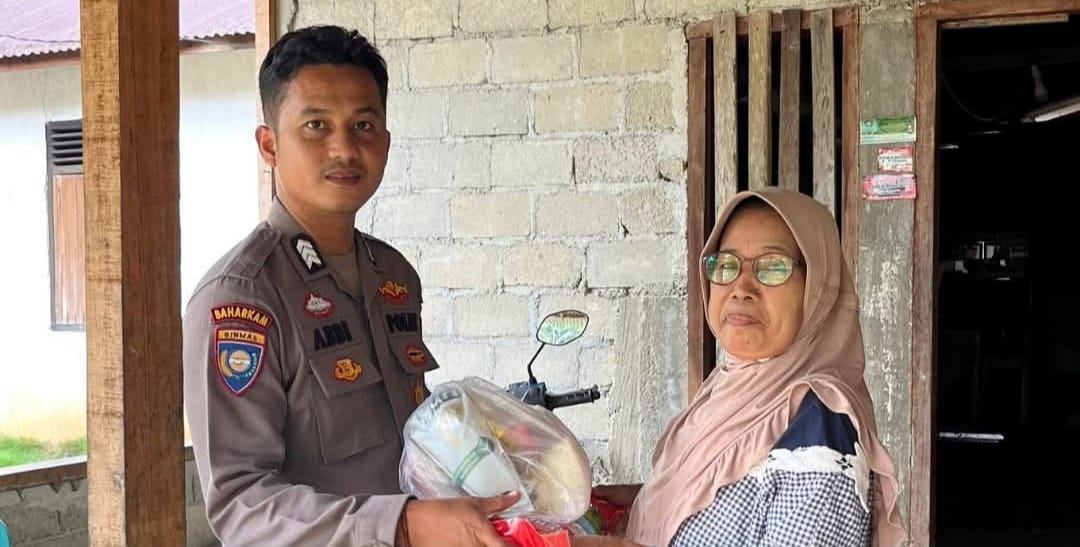 Bhabinkamtibmas Nagari Koto Beringin, Polsek Kotobaru, menyalurkan bantuan sosial (bansos) kepada warga kurang mampu di wilayah binaannya.