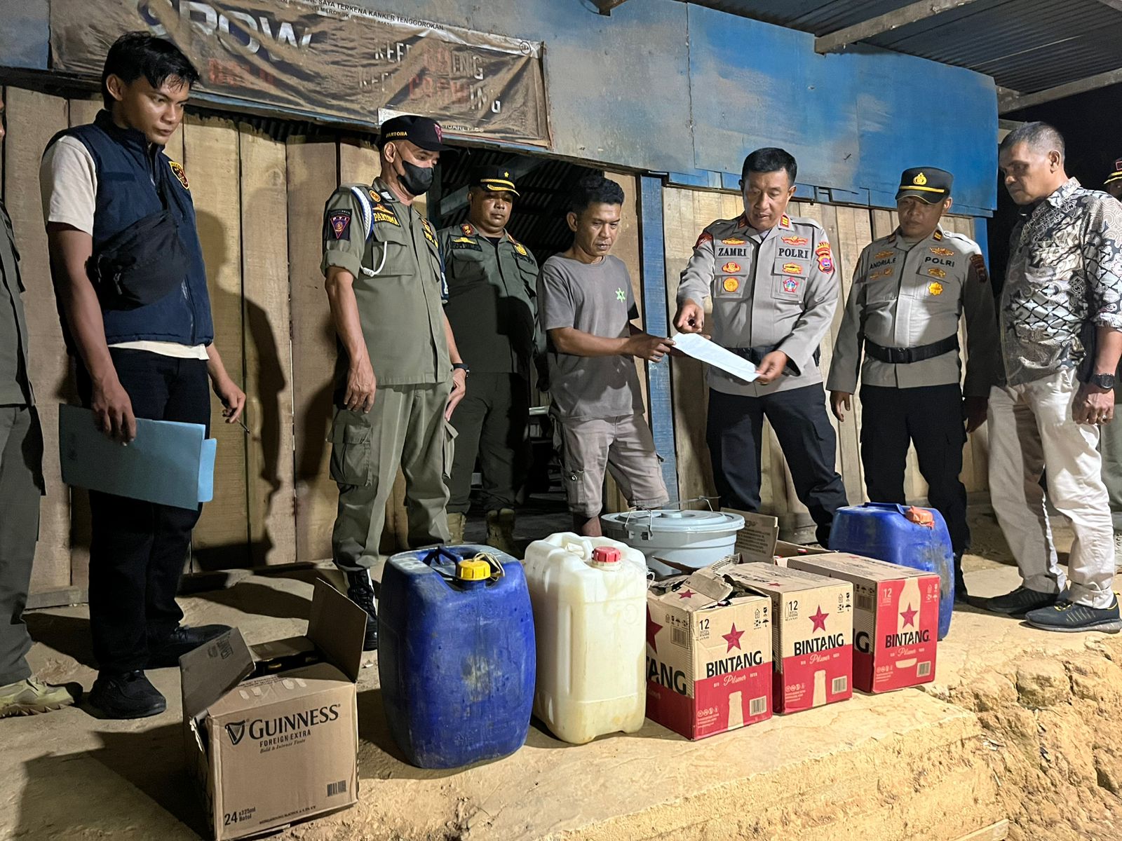 Polres Dharmasraya menyita sekitar 90 botol minuman keras (miras) serta empat hingga lima galon minuman jenis tuak dalam kegiatan razia multi sasaran yang digelar pada Jumat (27/2/2026) malam.