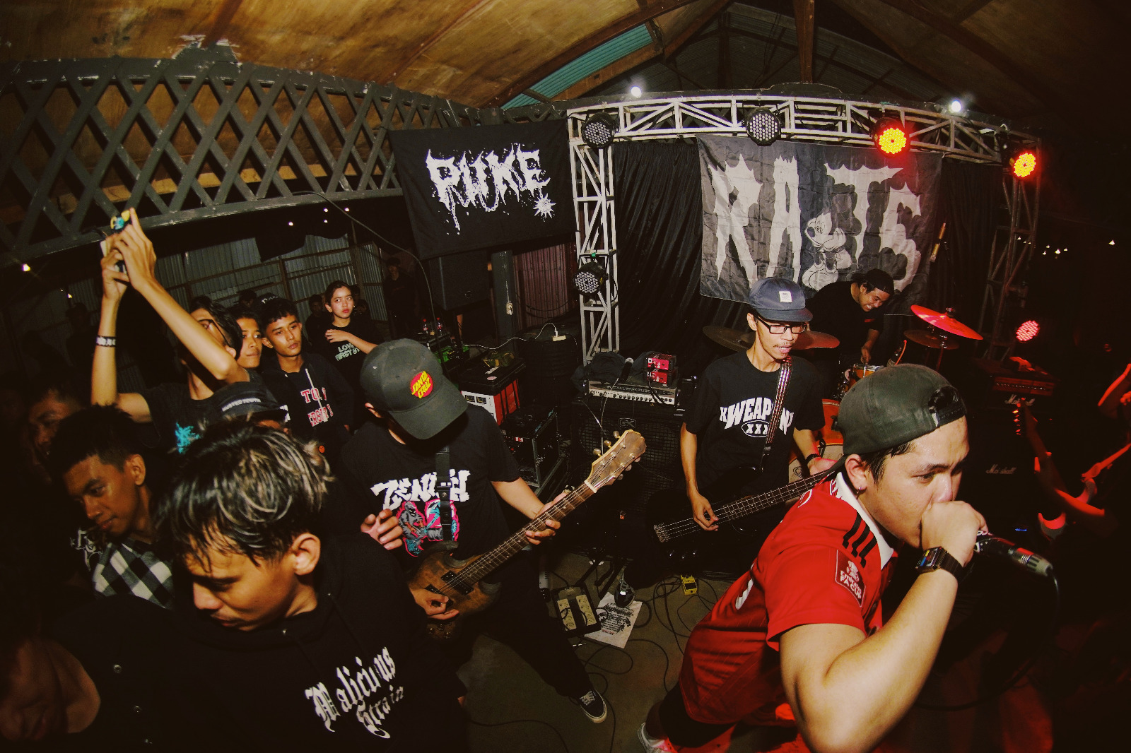 Aksi panggung band hardcore, Bigbite di salah satu iven, baru-baru ini.
