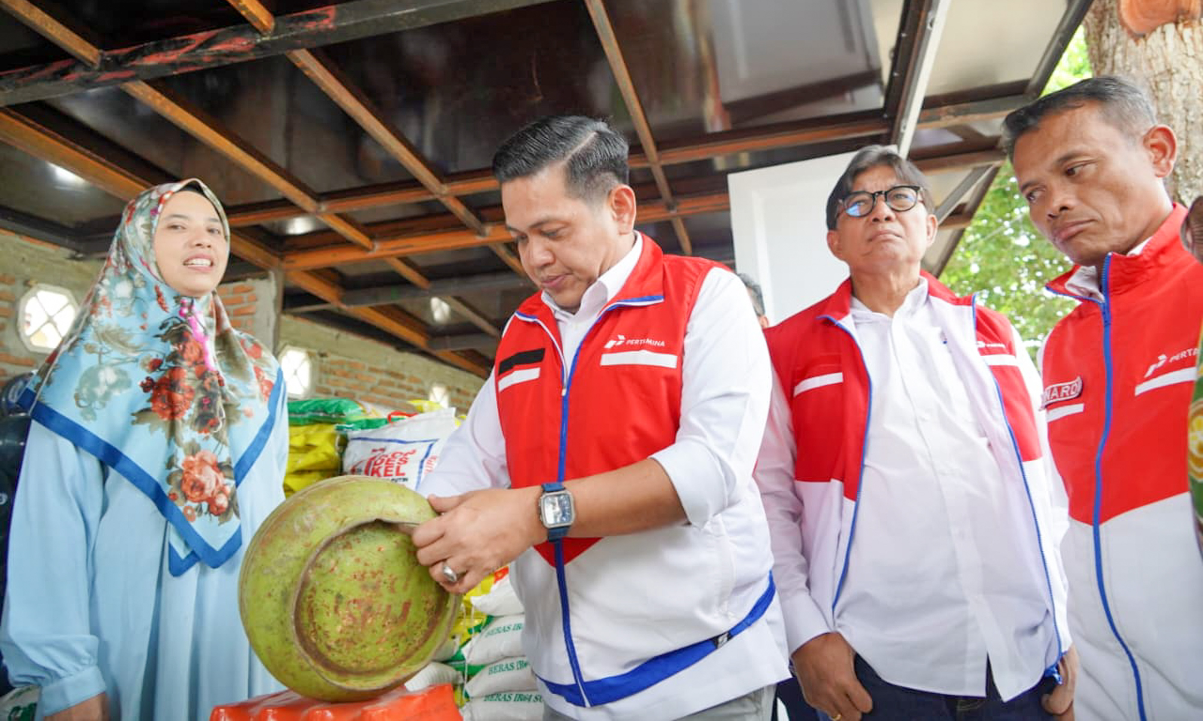 Komisaris Pertamina Patra Niaga tinjau KDMP Deli Serdang, pastikan distribusi LPG 3 kg bersubsidi tepat sasaran dan transparan.