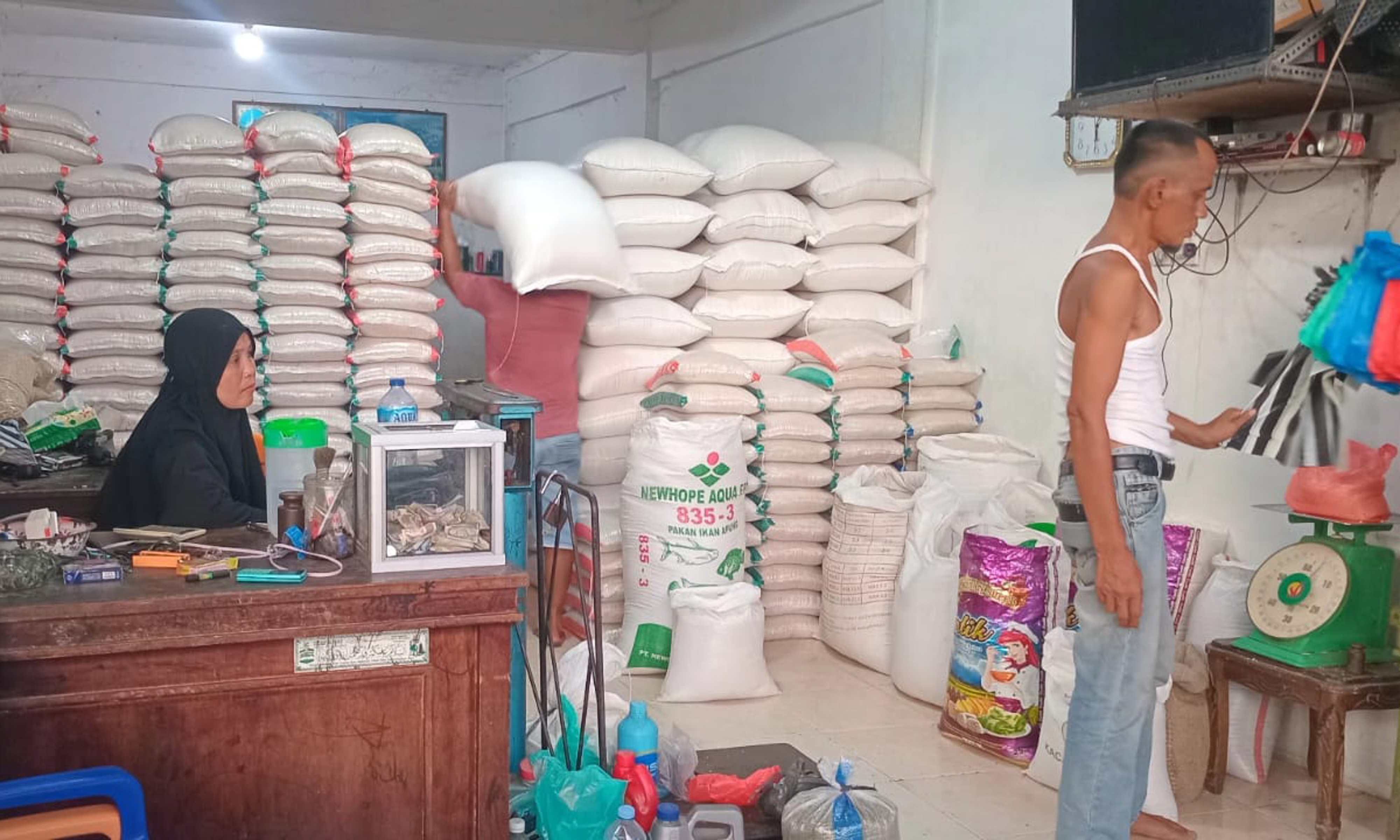 Harga sembako di Lubuk Basung awal Ramadan 1447 H stabil. Beras naik bertahap jadi Rp17 ribu per kg, pemda siapkan pasar murah.