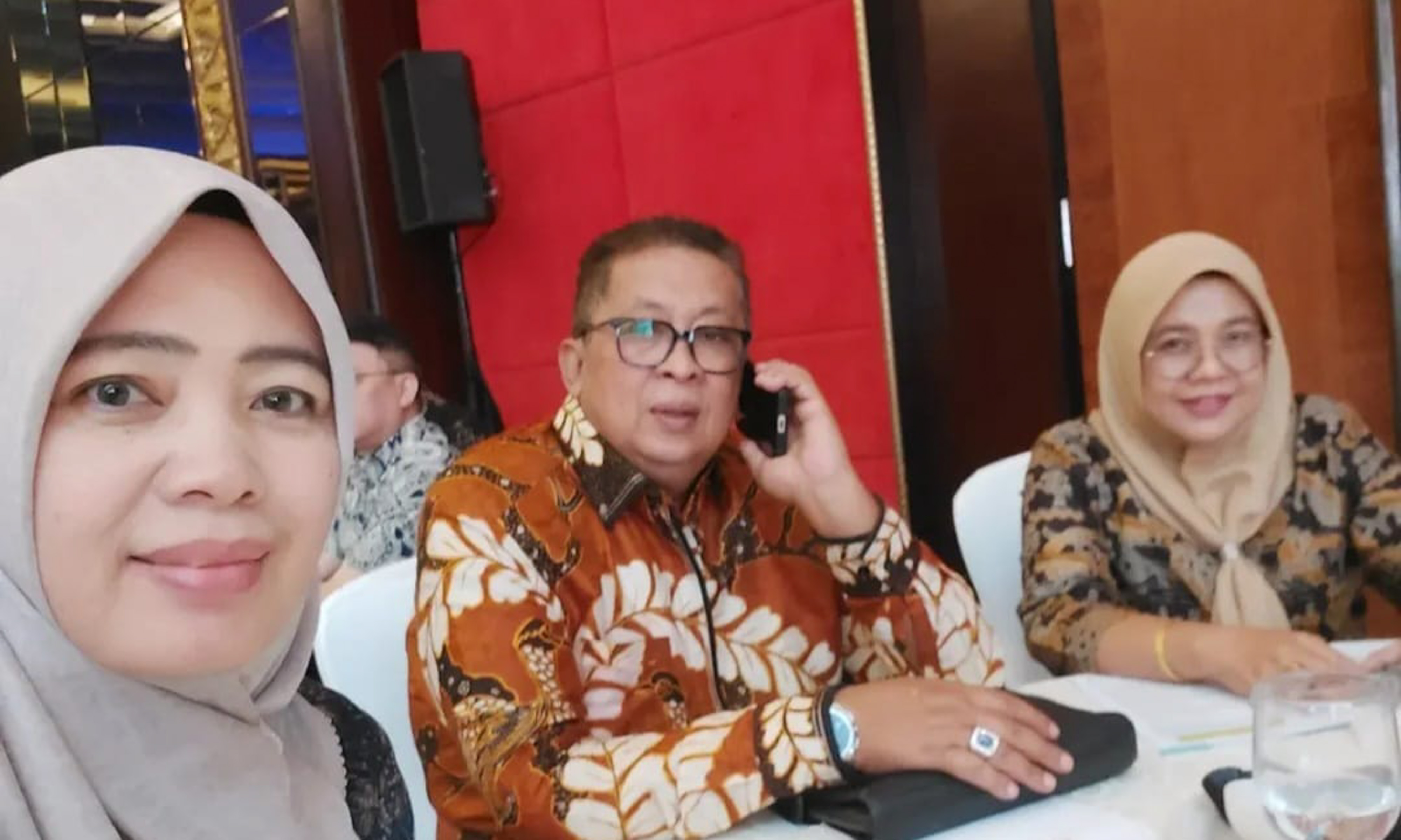Dirkom PT BPR X Koto Singkarak: Juswarni (Dirut), Indra Rivai (Komut) dan Elva Siswari (Direktur).