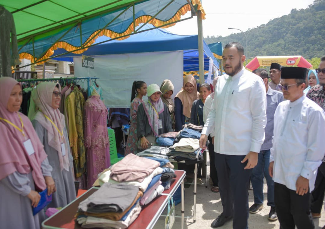 Wali Kota Padang Fadly Amran meninjau pelaksanaan Bazar Mom&rsquo;s BBI di Perumahan Bukit Belimbing Indah, Kuranji, Minggu (1/3/2026).(Prokopim)