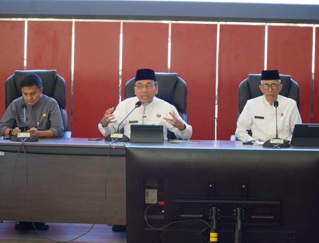 Wakil Wali Kota Padang, Maigus Nasir, saat membuka Rapat Evaluasi Program Makan Bergizi Gratis (MBG) di Ruang Bagindo Aziz Chan, Balai Kota Padang, Jumat (27/2/2026).(Foto: Prokopim)