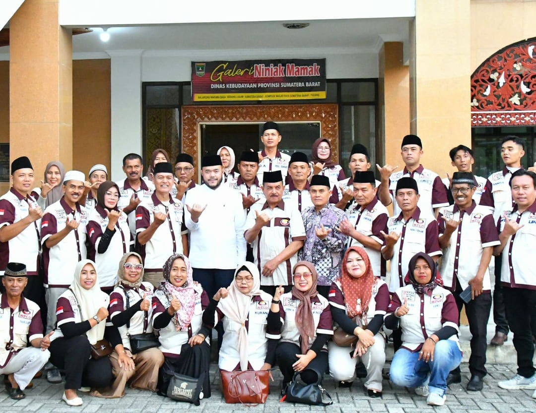 Wali Kota Padang Fadly Amran bersama pengurus WPCD dalam forum silaturahmi di Gedung LKAAM Sumbar, Minggu (1/3/2026).(Foto: Prokopim)