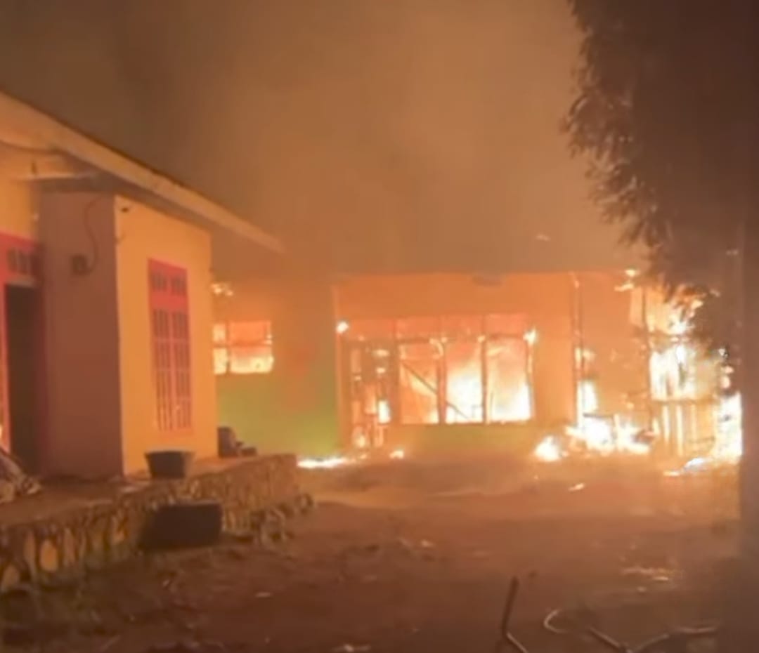 Kebakaran hebat melanda rumah permanen di Batu Basa, Tanahdatar, Sabtu malam (28/2/2026).
