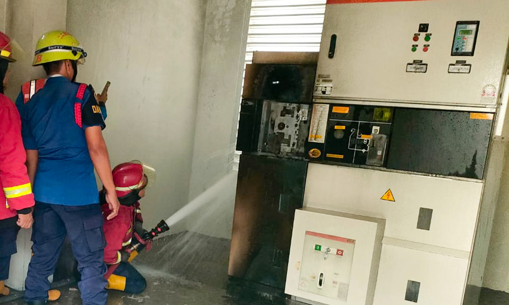Gardu PLN di Alai Parak Kopi Padang terbakar, kerugian Rp350 juta. Damkar kerahkan 22 personel, api berhasil dilokalisir.