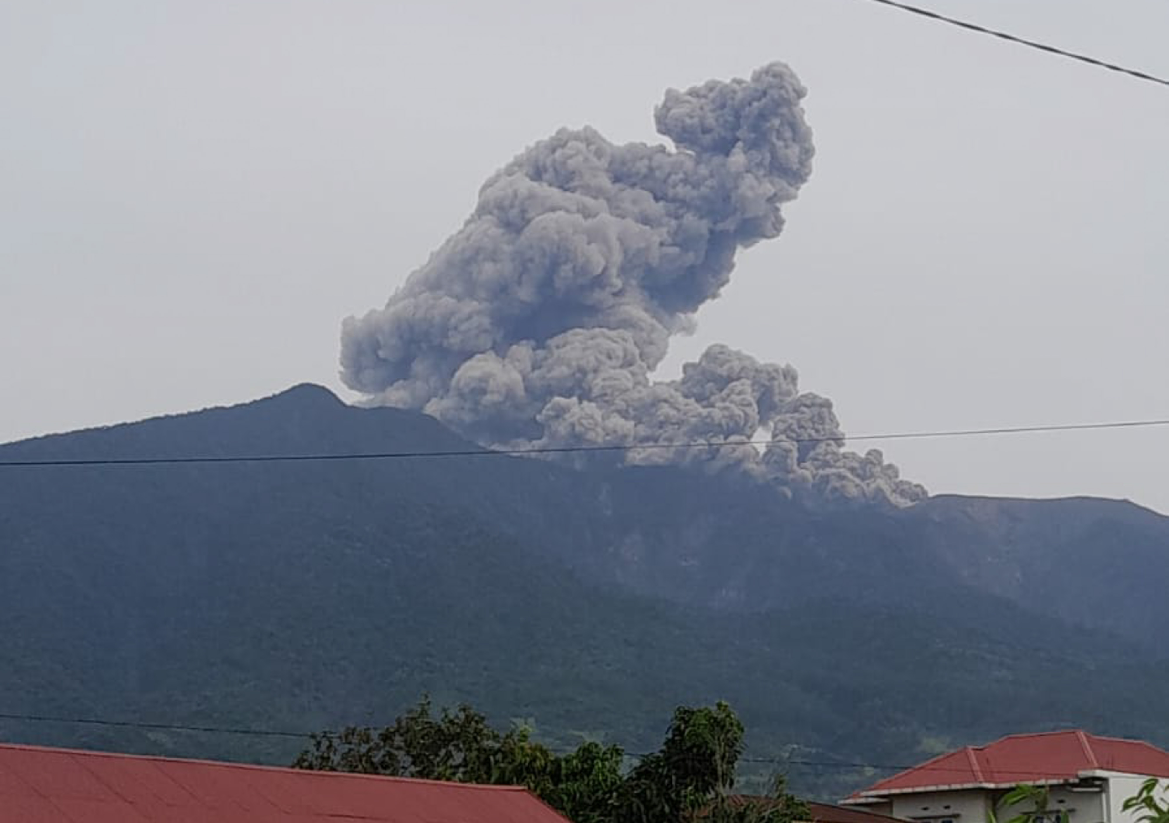 Gunung Marapi erupsi 1.500 meter Minggu (1/3/2026) pukul 15.11 WIB. PVMBG larang aktivitas radius 3 km dan imbau waspada lahar.