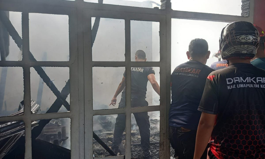 Kebakaran di Sungai Beringin, Limapuluh Kota rusak dua rumah. Damkar kerahkan 21 personel, tidak ada korban jiwa, penyebab diselidiki.