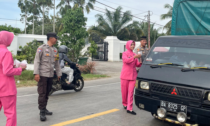 Kapolsek Pulau Punjung pimpin pembagian takjil Ramadan 1447 H bersama Bhayangkari, pererat silaturahmi dan jaga kamtibmas kondusif.