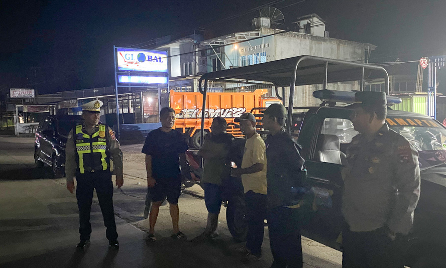 Polsek Koto Baru amankan dua motor tanpa pelat nomor dalam KRYD guna cegah balap liar dan tawuran di Dharmasraya.