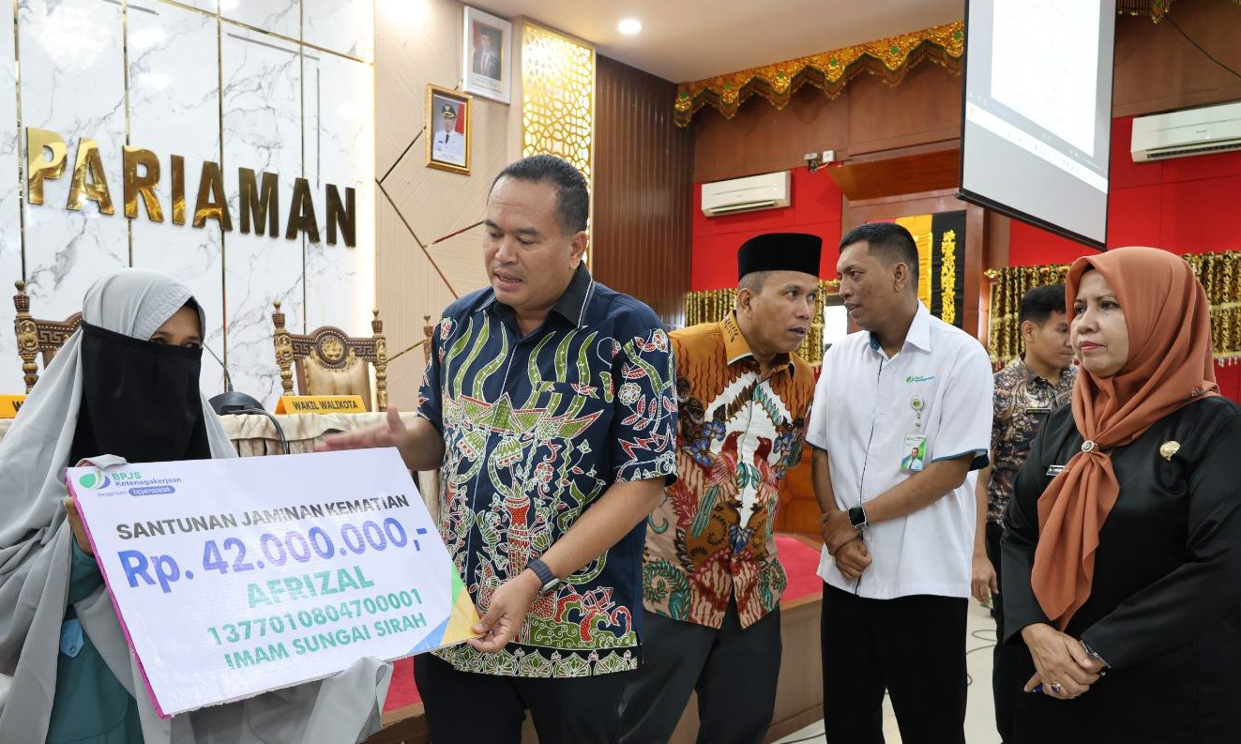 Pemko Pariaman gratiskan JKK dan JKM bagi pekerja mandiri, serahkan santunan kematian kepada 5 ahli waris peserta BPJS Ketenagakerjaan.