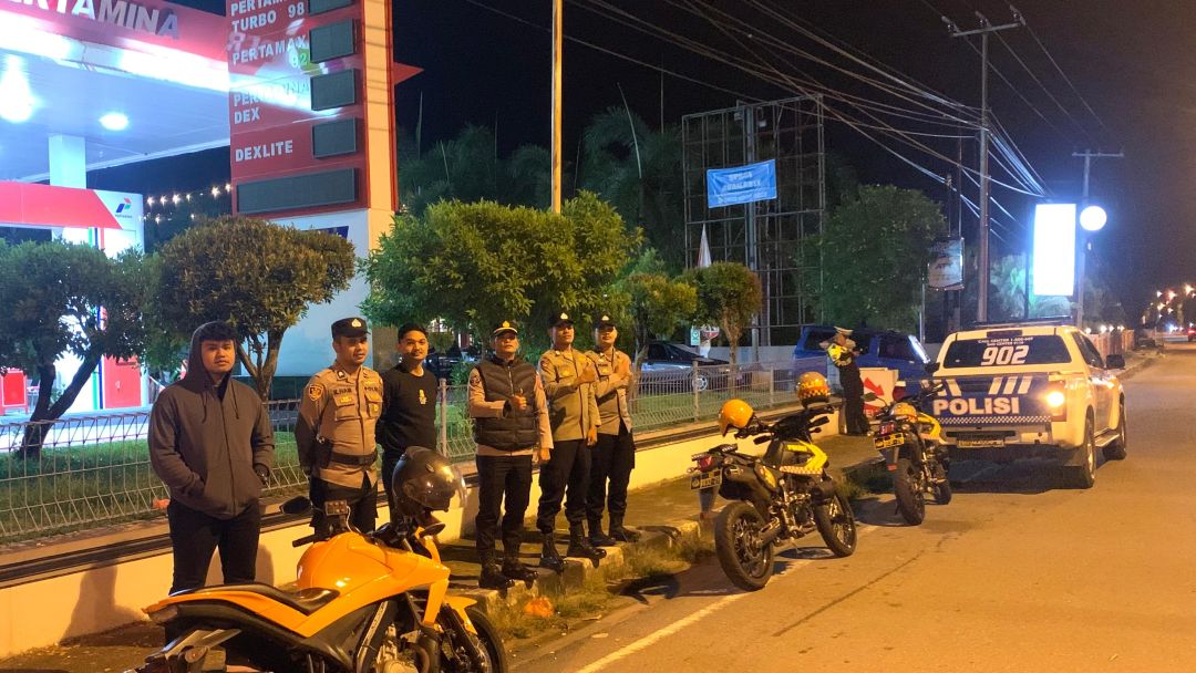Personel Polres Pessel yang tergabung dalam Tim Siaga C saat menggelar patroli skala sedang di sepanjang jalur Sago-Salido, Jumat malam (27/2).