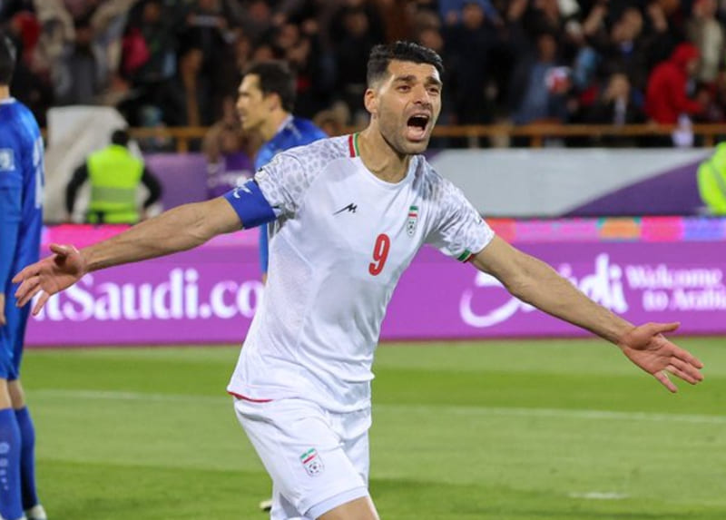Mehdi Taremi mencetak dua gol dalam pertandingan kualifikasi melawan Uzbekistan yang berakhir 2&ndash;2, dan lolos ke Piala Dunia FIFA 2026. (Foto: Dok. x.com/Inter)