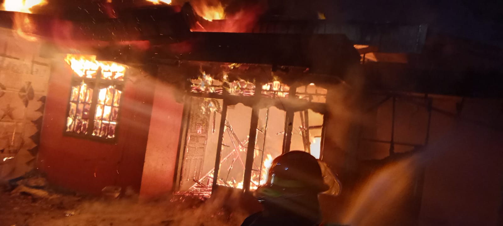 Kebakaran melanda rumah dan warung di Lubukbuaya, Kota Padang, Senin dini hari (2/3/2026). (Dinas Damkar Kota Padang)