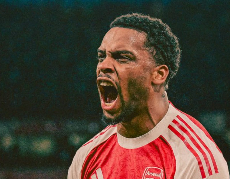 Jurrien Timber merayakan gol kemenangan saat Arsenal mengalahkan Chelsea 2-1 dalam lanjutan Premier League di Emirates Stadium, London, Minggu (1/3/2026).(Foto: x.com/Arsenal)