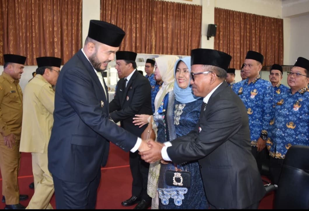 Wali Kota Padang Fadly Amran mengucapkan selamat kepada pejabat dan 50 kepala sekolah yang baru dilantik di Balai Kota Padang.(Foto: Prokopim)