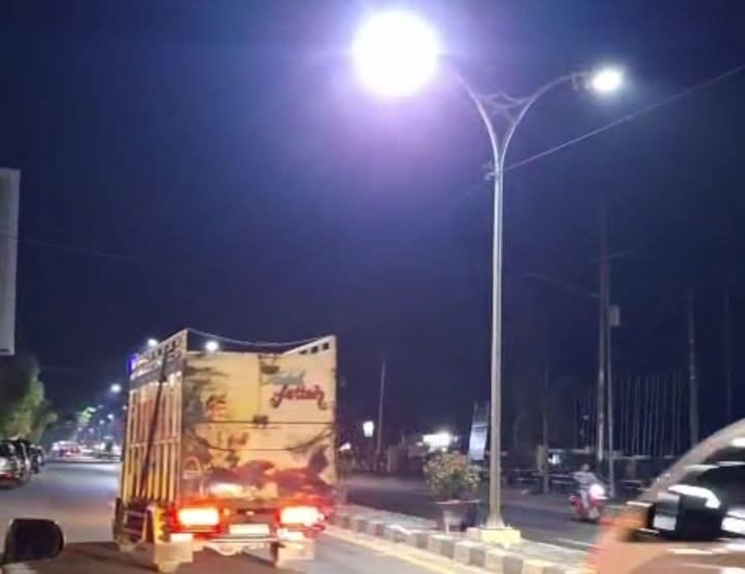 Lampu penerangan jalan umum kembali menyala, usai sempat pudur beberapa waktu yang lalu.