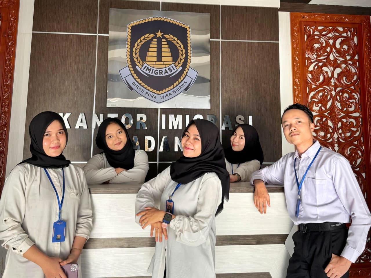 Foto Rahmi Fauza (23) (dua dari kanan) dengan rekan-rekan magang Kemnaker di Kantor Imigrasi Kelas I TPI (Tempat Pemeriksaan Imigrasi) Padang beberapa waktu lalu.