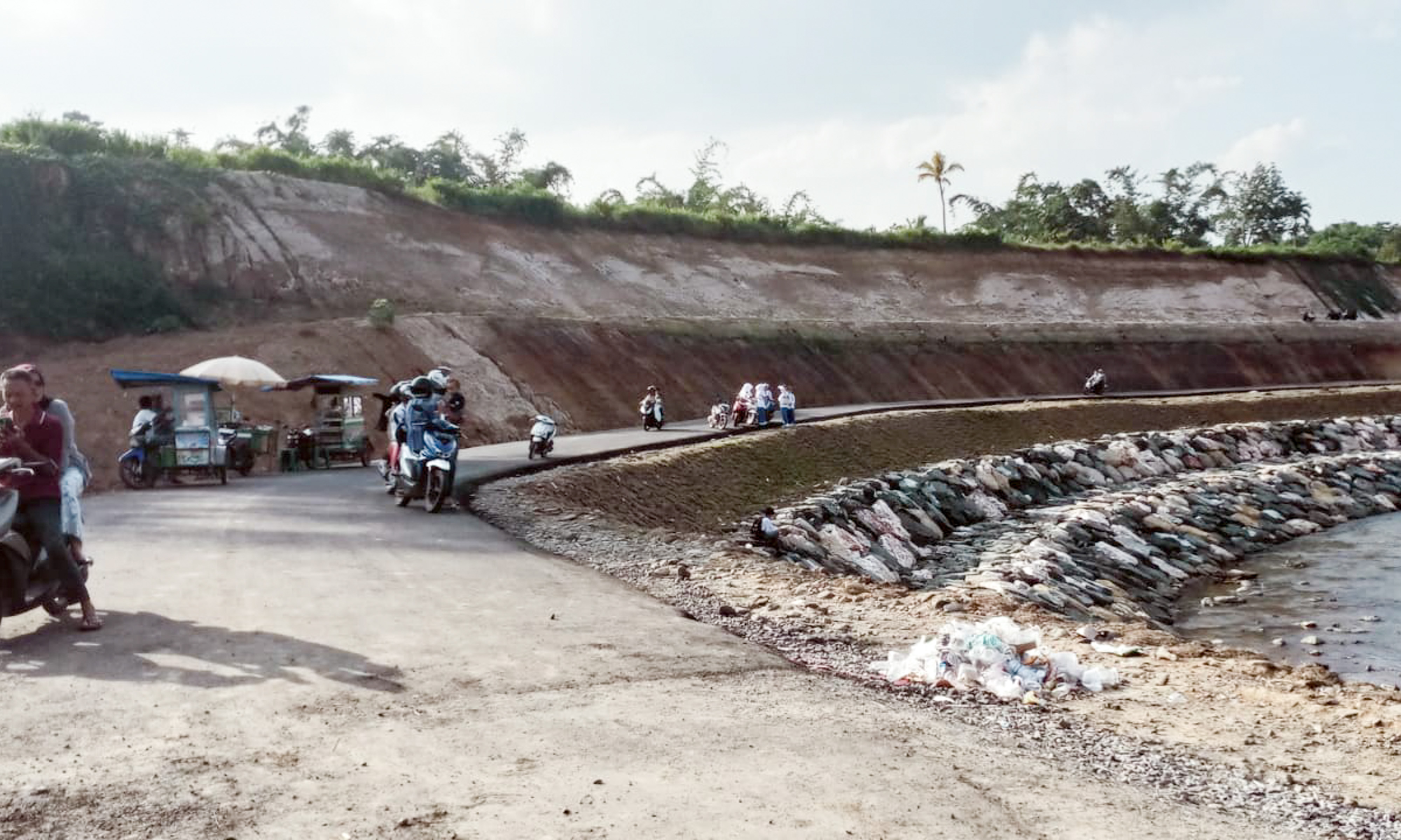 Jalan Baru Batang Agam dipadati warga Payakumbuh untuk ngabuburit Ramadan, proyek infrastruktur berubah jadi ruang publik favorit sore hari.