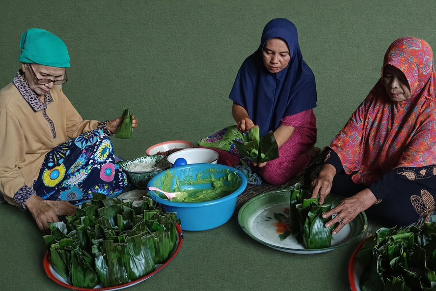 Bongko tradisional di Payakumbuh laris hingga 400 bungkus per hari selama Ramadan, dijual Rp6.000 dengan dua varian favorit warga.