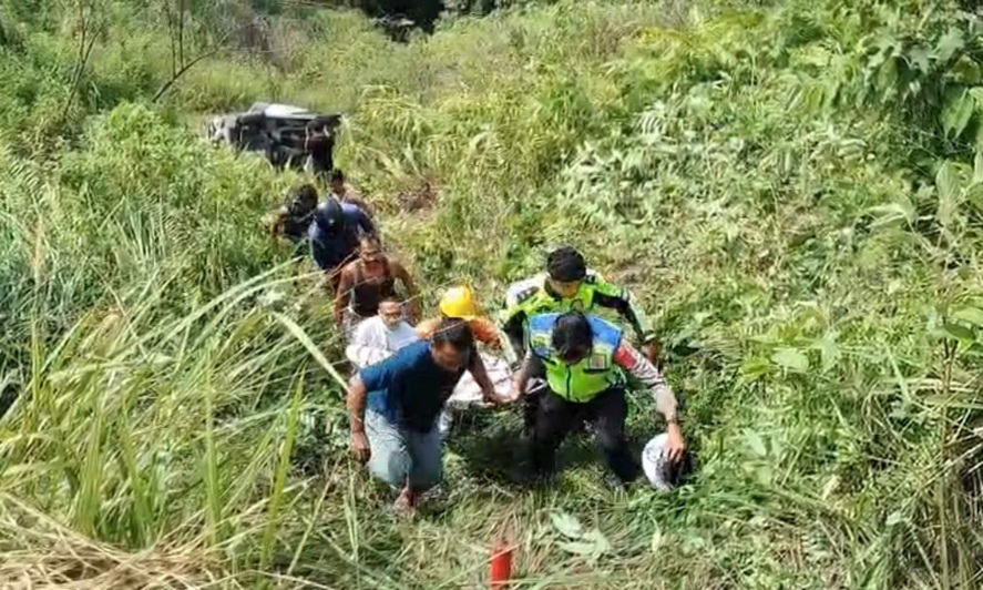 Ambulans bawa jenazah masuk jurang 30 meter di Jalan Nasional Sumbar&ndash;Riau KM 201 Limapuluh Kota, tiga orang luka-luka.