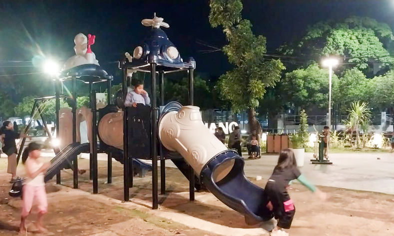 Ramadan 2026, Taman Rimbo Kaluang Padang dipadati warga hingga tengah malam, jadi oase rekreasi keluarga usai Tarawih.