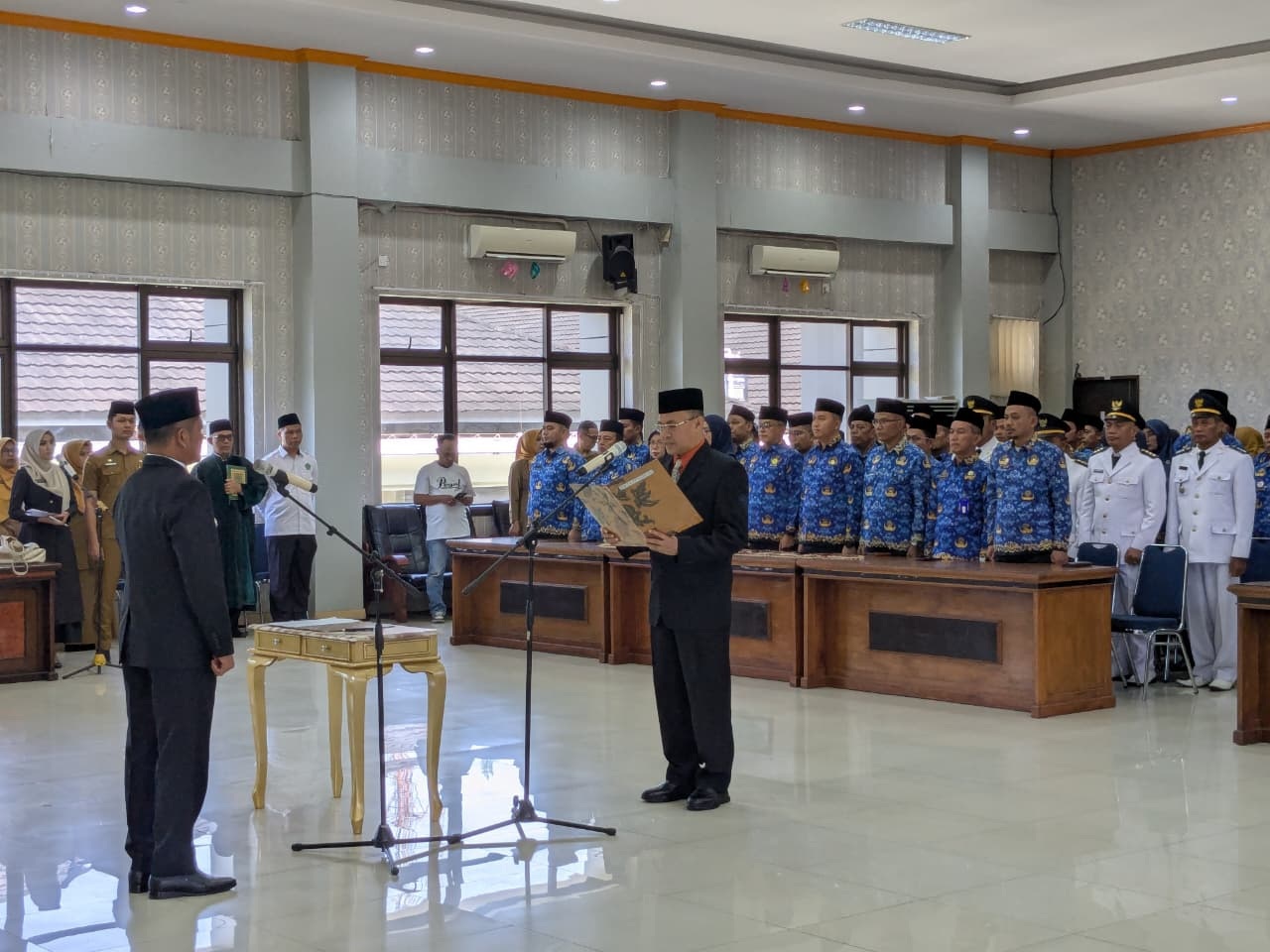 Bupati Pasaman, Welly Suhery melantik dan mengambil sumpah jabatan 120 pejabat di lingkungan Pemkab Pasaman, Senin (2/3). 