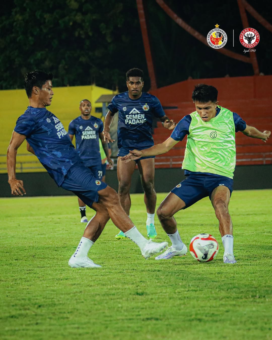 Pemain Semen Padang FC melakukan latihan jelang pertandingan melawan PSIM Yogyakarta di Stadion H. Agus Salim Padang, Rabu (4/3/2026).