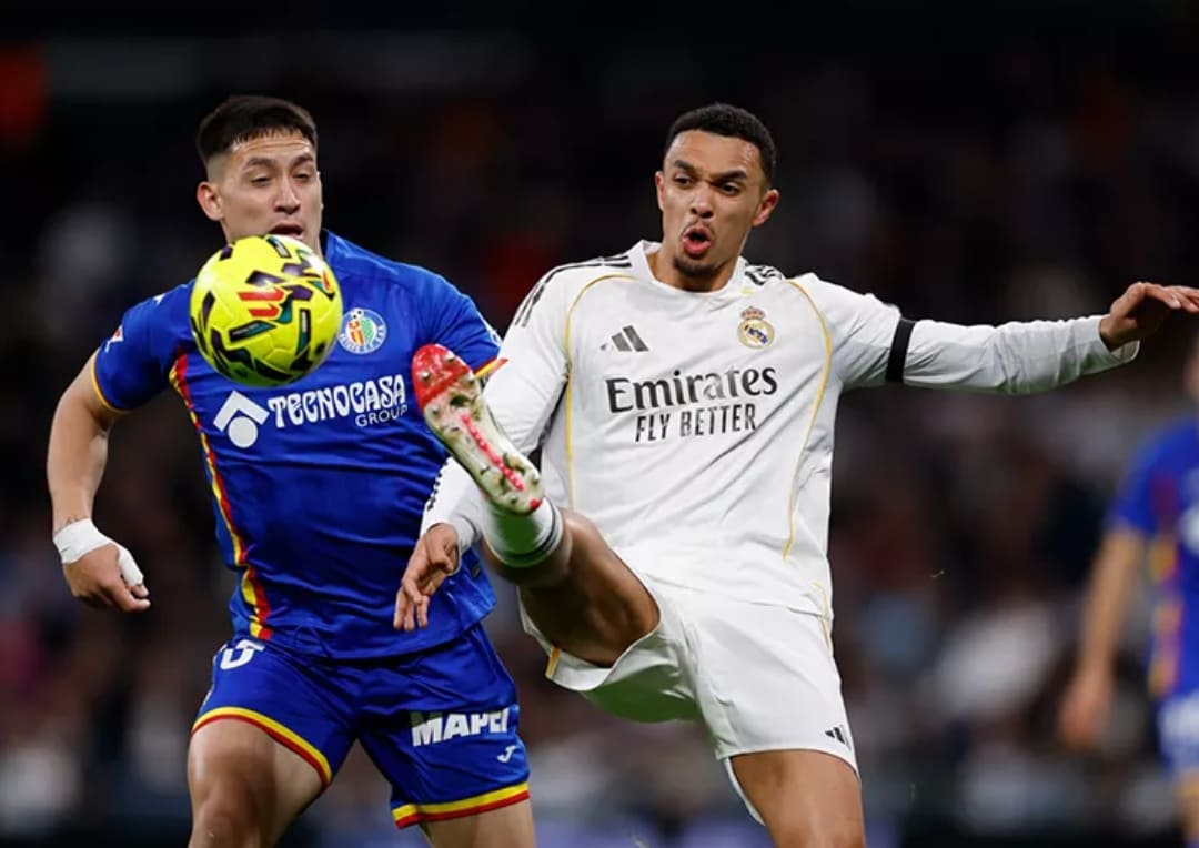Aksi Trent Alexander Arnold menghadapi tekanan Getafe pada laga La Liga di Stadion Santiago Bernab&eacute;u yang berakhir dengan kekalahan tuan rumah 0-1.(Foto: realmadrid.com)